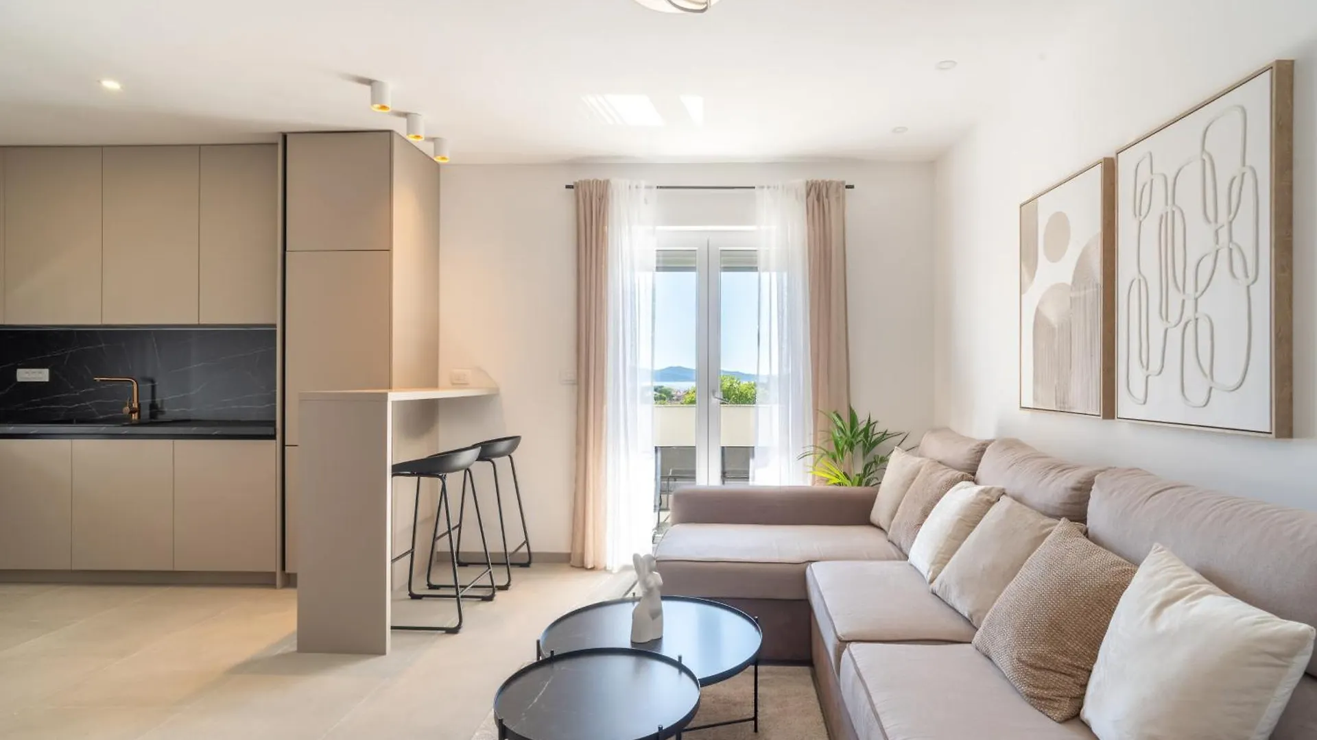 アパート Marina Heights Residence ザダル